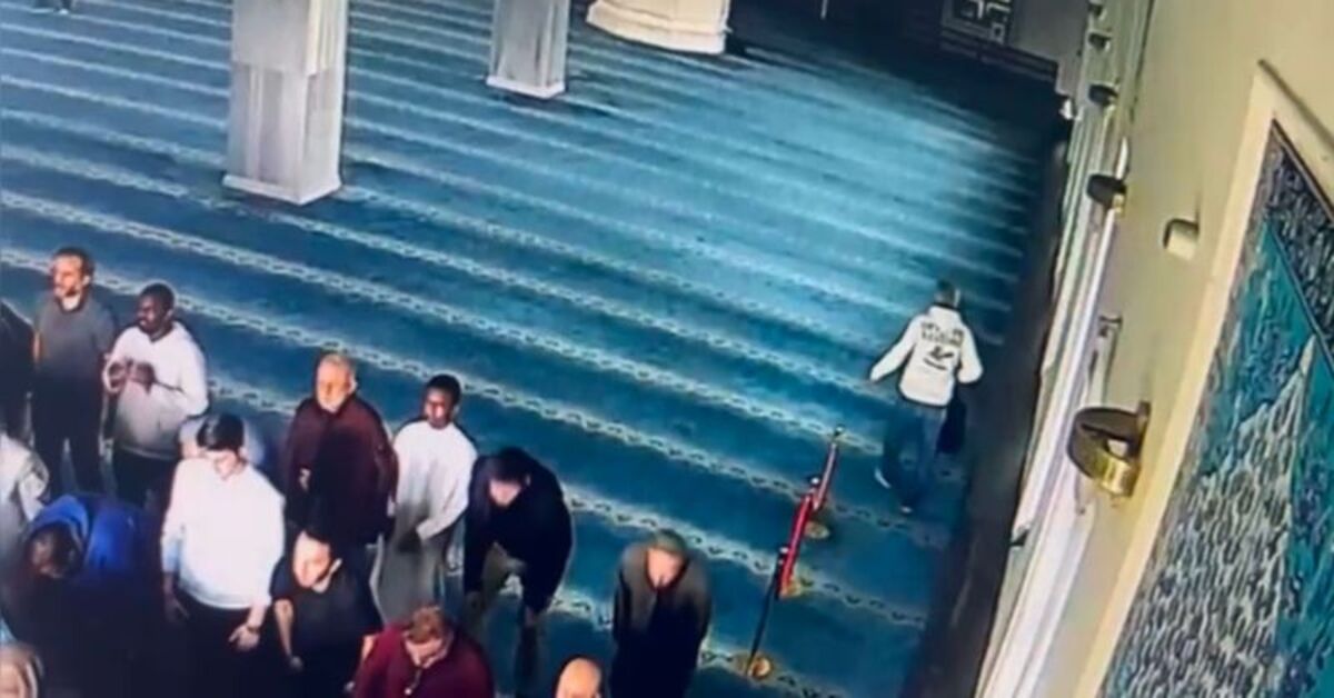 Camide hırsızlık yaparken yakalandı