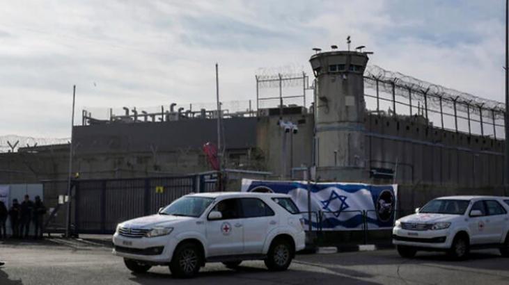 Filistinli esirleri taşıyan Kızılhaç konvoyu İsrail’in Ofer Hapishanesi’nden ayrıldı