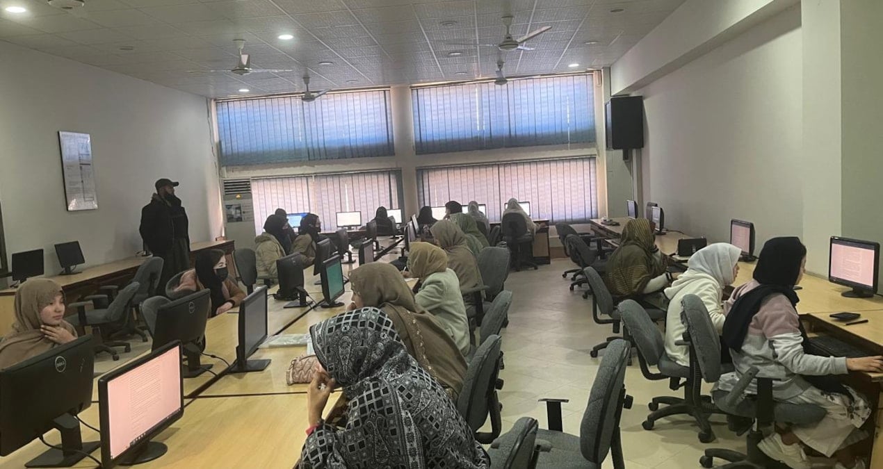 Taliban, kadın öğrencileri bir şartla Pakistan’a gönderecek