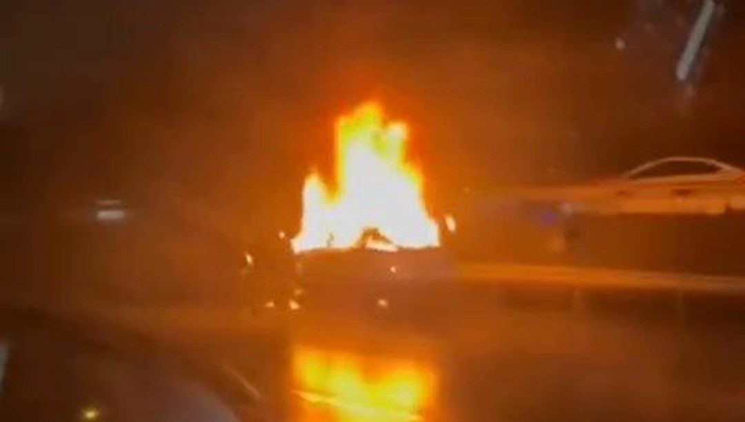 Bağcılar TEM Otoyolu’nda otomobil alev alev yandı