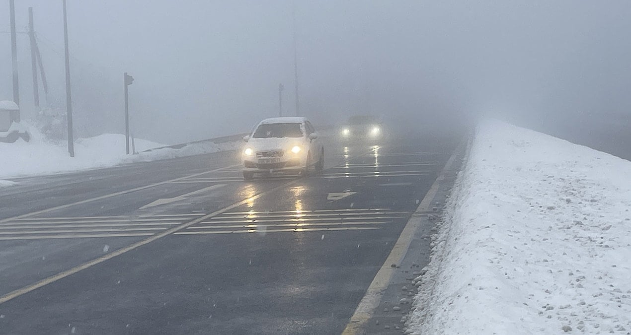 Bolu Dağı’nda kar ve sis görüş mesafesini düşürdü