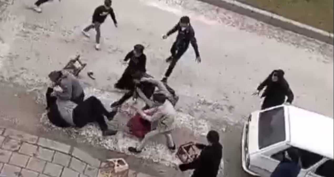 Duruşma sonrası tabure ve sopalarla birbirine saldırdılar