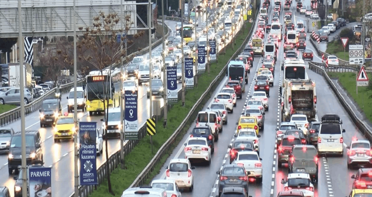 İstanbul’da ilk iş günü trafik kilitlendi