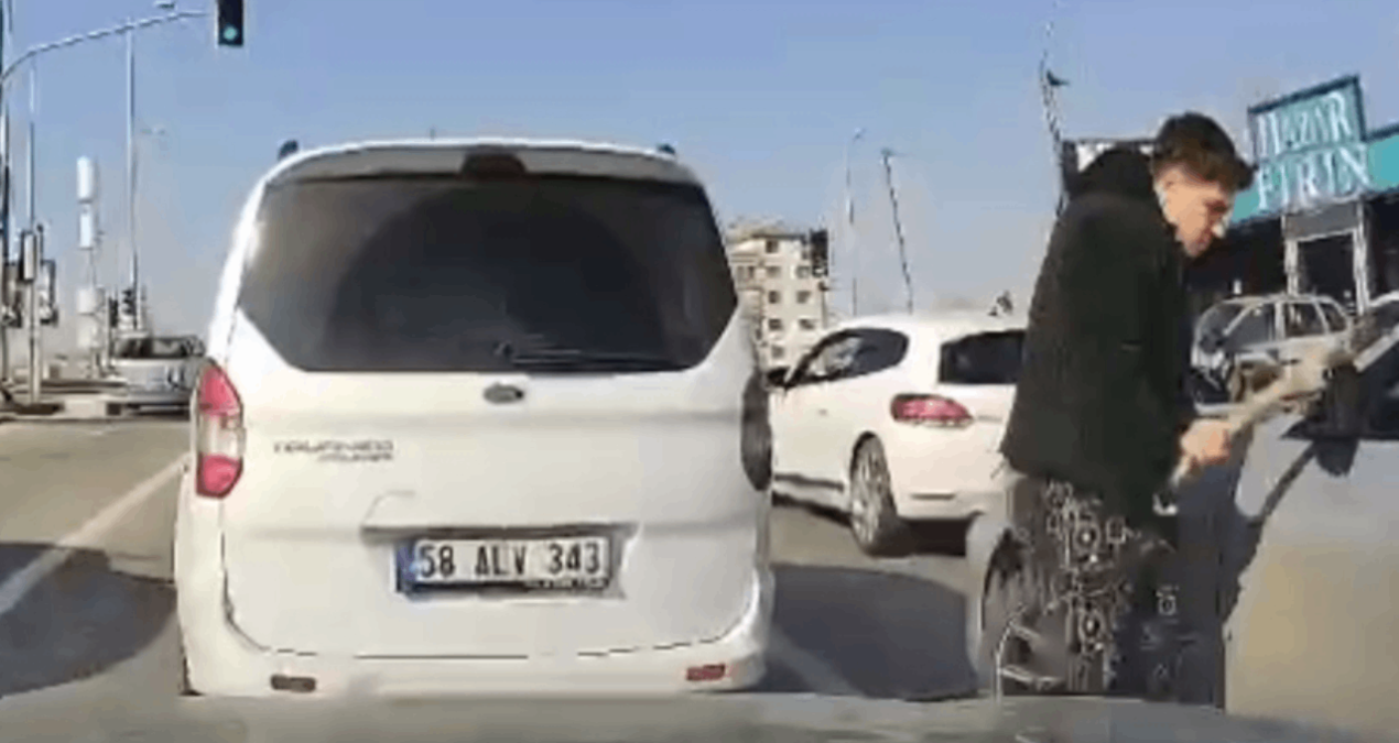 Trafik kavgasında beyzbol sopasıyla saldırdı