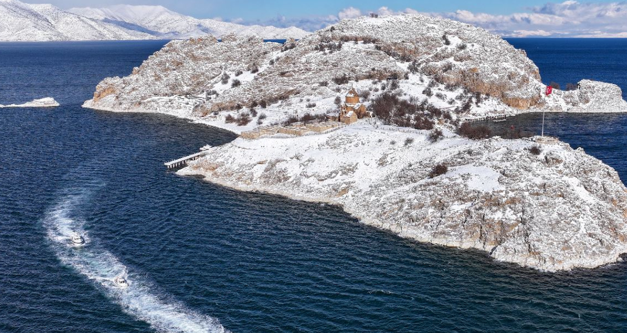 Yerli-yabancı turist Van’a akın ediyor! O adayı gören inanamıyor